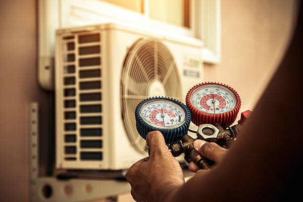 Professional Hvac technician working in Interlachen, FL